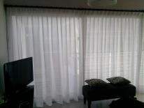 Cortina cabezal pellizco con barral de madera en tela Muselina color blanco